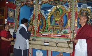 The Governor of Arunachal Pradesh Shri V. Shanmuganathan offering prayer at  the Buddhist Gompa, Itanagar on 13th September�2016.